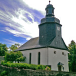 Die 300 Jahre alte Kirche von Schöndorf und die noch ältere Backsteinmauer, die den Kirchhof vollständig umgrenzt. Die Kirche von Schöndorf und ihre Backsteinmauer, die den Kirchhof vollständig umgrenzt