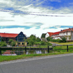 Blick auf einen Dorfteich von Schöndorf, der im Dorfanger angelegt wurde. Blick auf einen Dorfteich von Schöndorf