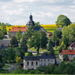 Blick über das Tal des Winkelbaches auf Schöndorf. In der Mitte erkennt man noch die alte Linde, die leider gefällt werden musste Blick über das Tal des Winkelbaches auf Schöndorf