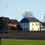 Neben dem hellen Gebäude stand früher eine Windmühle Blick auf die ehemalige Windmühle von Tausa